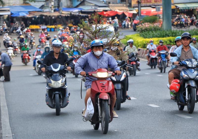 Đường phố TP.HCM ngày làm việc cuối cùng trước nghỉ tết: Người người 'chở tết về nhà'  - Ảnh 12.