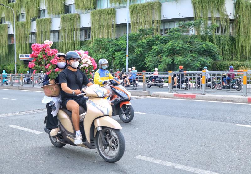Đường phố TP.HCM ngày làm việc cuối cùng trước nghỉ tết: Người người 'chở tết về nhà'  - Ảnh 9.