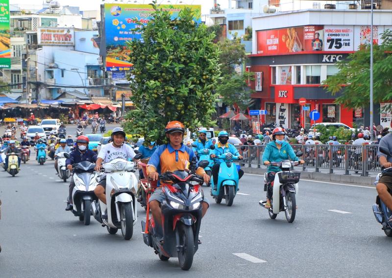 Đường phố TP.HCM ngày làm việc cuối cùng trước nghỉ tết: Người người 'chở tết về nhà'  - Ảnh 7.