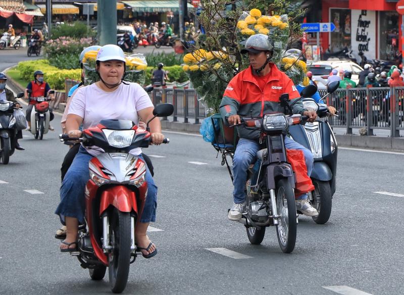 Đường phố TP.HCM ngày làm việc cuối cùng trước nghỉ tết: Người người 'chở tết về nhà'  - Ảnh 6.