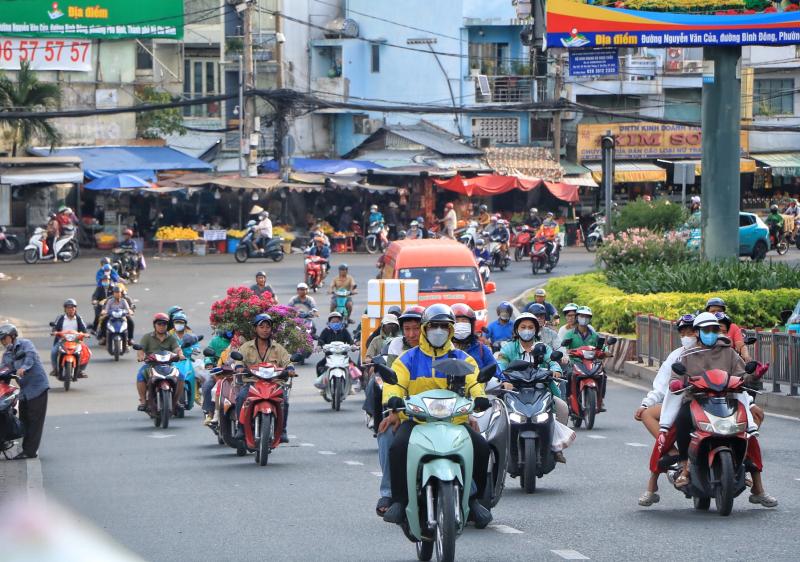 Đường phố TP.HCM ngày làm việc cuối cùng trước nghỉ tết: Người người 'chở tết về nhà'  - Ảnh 3.