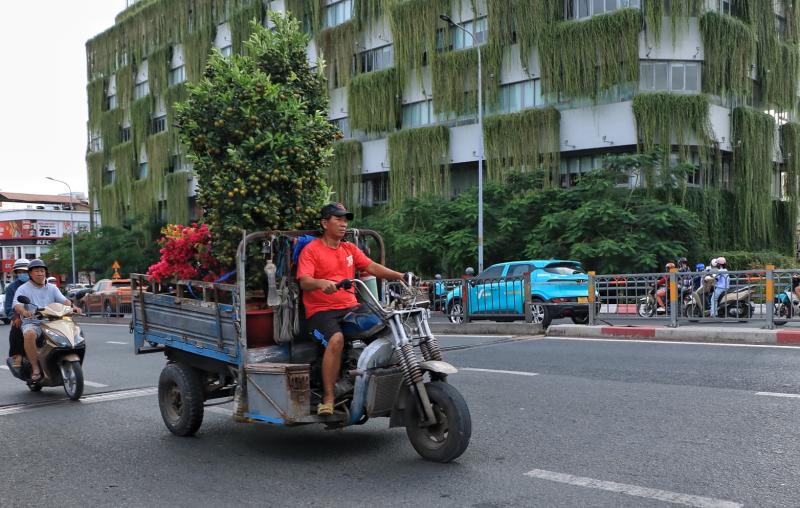 Đường phố TP.HCM ngày làm việc cuối cùng trước nghỉ tết: Người người 'chở tết về nhà'  - Ảnh 11.