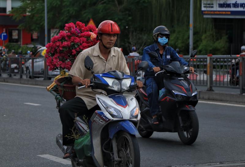 Đường phố TP.HCM ngày làm việc cuối cùng trước nghỉ tết: Người người 'chở tết về nhà'  - Ảnh 10.