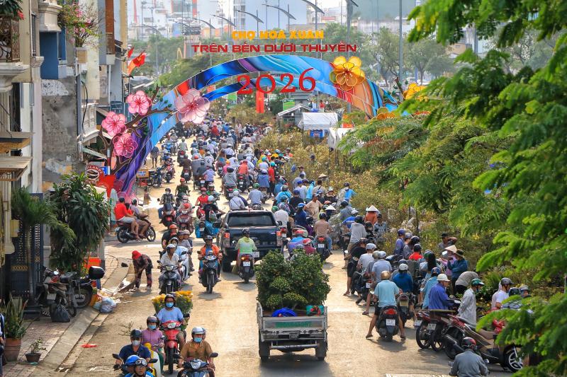 Đường phố TP.HCM ngày làm việc cuối cùng trước nghỉ tết: Người người 'chở tết về nhà'  - Ảnh 2.