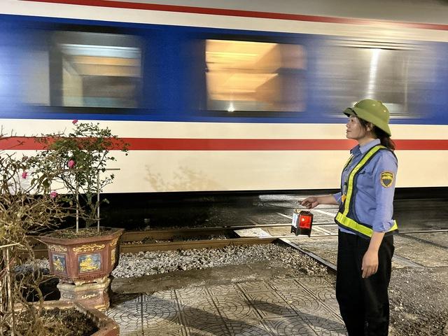Đón tết trên đường ray xe lửa: 'Quen rồi, tôi thấy cũng vui'- Ảnh 6.