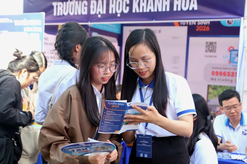 Tư vấn mùa thi 2026 tại Khánh Hòa: Sôi động không gian trải nghiệm ngành nghề - Ảnh 1.