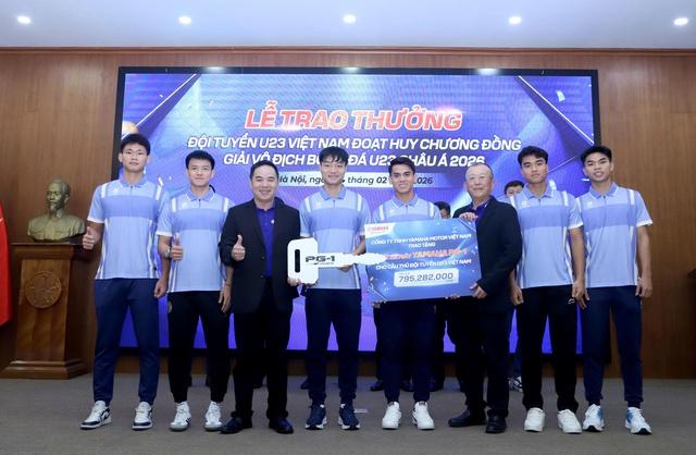 U.23 Việt Nam được thưởng xe máy xịn: Ông Kim và học trò háo hức trải nghiệm… ngay trên sân khấu- Ảnh 2.