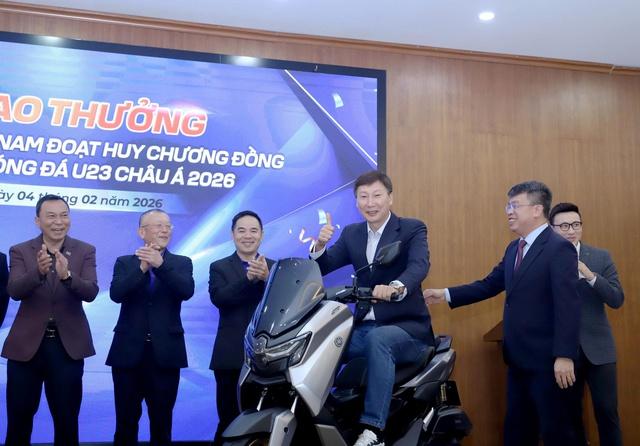U.23 Việt Nam được thưởng xe máy xịn: Ông Kim và học trò háo hức trải nghiệm… ngay trên sân khấu- Ảnh 3.