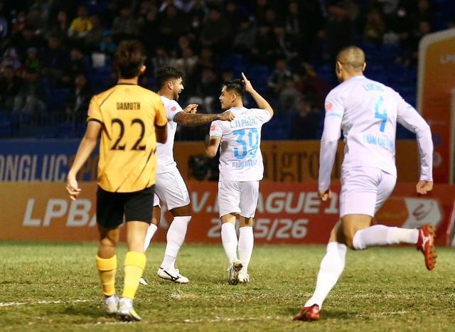 Thanh Hóa ý chí quá ‘khủng khiếp’, bắt Nam Định chia điểm cực kịch tính: Xuân Son sút penalty dội cột dọc- Ảnh 1.
