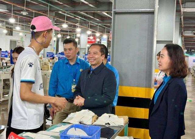 Dầu ăn, muối thành 'lộc xuân' đầu năm của công nhân- Ảnh 2.