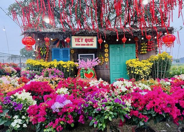 Linh vật ngựa rơm độc lạ ngay trong vườn hoa hút khách check-in - Ảnh 5.