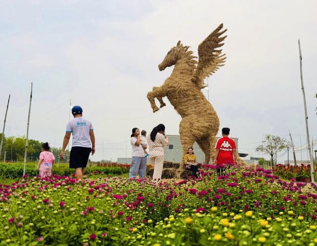 Linh vật ngựa rơm độc lạ ngay trong vườn hoa hút khách check-in - Ảnh 4.