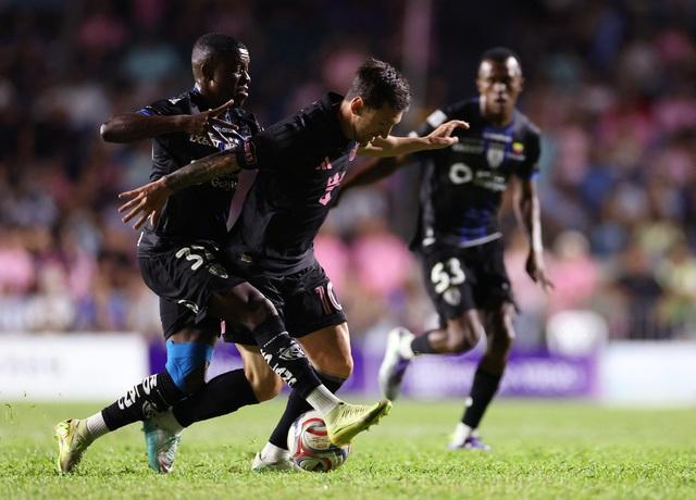 Messi bị CĐV quá khích quật ngã ngay trong trận giao hữu tại Puerto Rico, an ninh ‘toát mồ hôi’- Ảnh 1.
