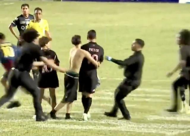 Messi bị CĐV quá khích quật ngã ngay trong trận giao hữu tại Puerto Rico, an ninh ‘toát mồ hôi’- Ảnh 2.