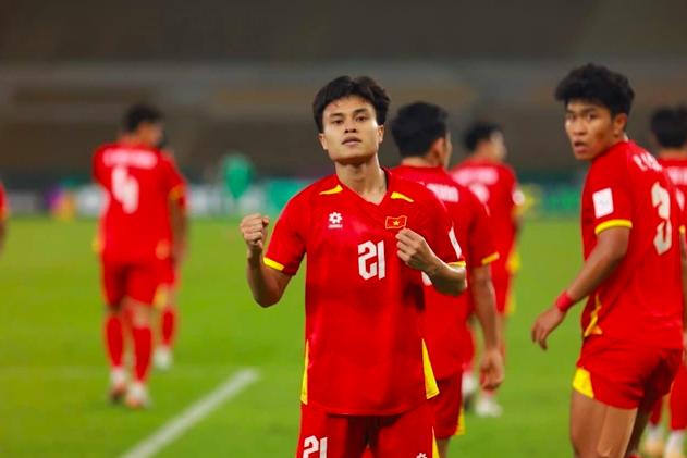 HLV Kim Sang-sik sắp công bố danh sách đội tuyển Việt Nam đấu Malaysia: Xuất hiện những ‘kép phụ’  - Ảnh 2.