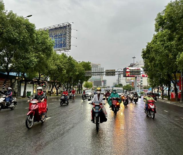 Bất ngờ mưa lớn kéo dài giữa mùa khô Nam bộ, vì sao?- Ảnh 1.