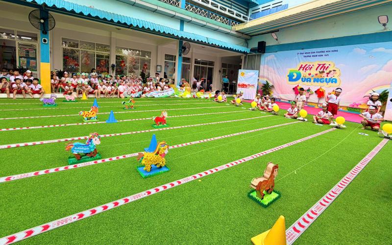 Độc đáo hội thi 'đua ngựa' trong trường học TP.HCM - Ảnh 4.