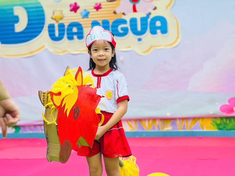 Độc đáo hội thi 'đua ngựa' trong trường học TP.HCM - Ảnh 1.