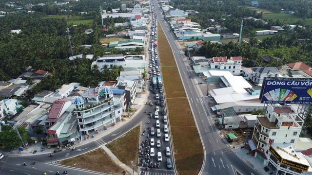 Dòng xe từ miền Tây ùn tắc tại TP . HCM sau tết 2026 - Ảnh 2.