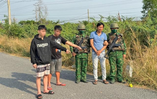 Tây Ninh bắt giữ các đối tượng nhập cảnh trái phép tại cửa khẩu Mộc Bài - Ảnh 1.