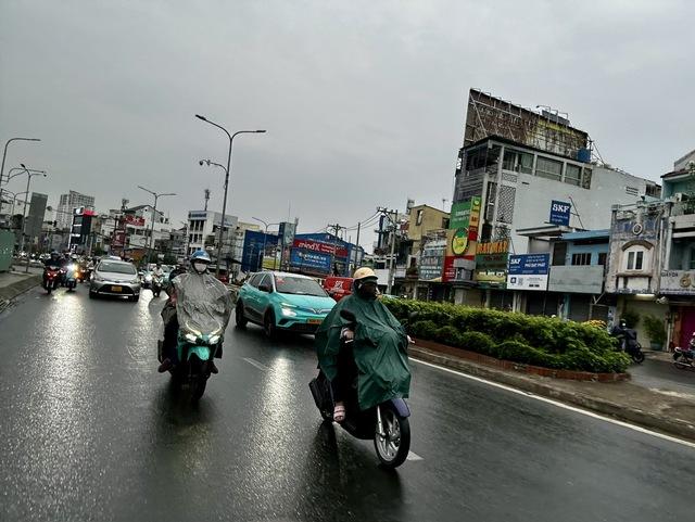 Bất ngờ mưa lớn kéo dài giữa mùa khô Nam bộ, vì sao?- Ảnh 2.
