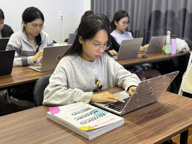 Thí sinh lớp 12 ôn thi IELTS xuyên tết mặc nguy cơ bị siết - Ảnh 2.