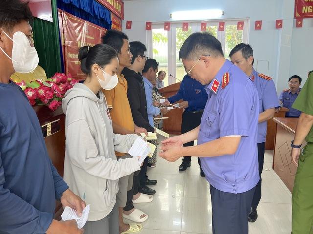 Viện KSND TP.HCM trao tặng 90 phần quà cho người dân 3 xã- Ảnh 2.