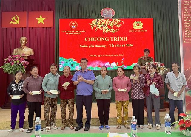 Viện KSND TP.HCM trao tặng 90 phần quà cho người dân 3 xã- Ảnh 1.