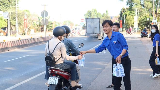 Tiếp sức hàng ngàn chai nước, bánh cho người dân trên đường về quê đón tết- Ảnh 4.