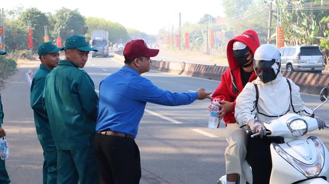 Tiếp sức hàng ngàn chai nước, bánh cho người dân trên đường về quê đón tết- Ảnh 2.