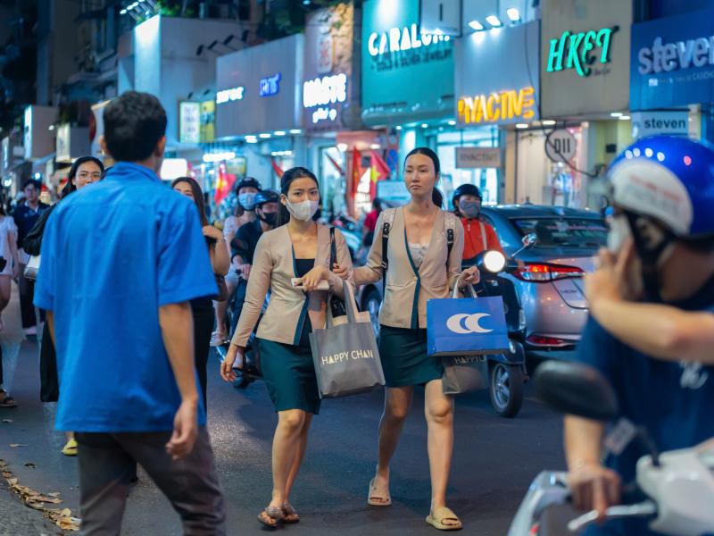 21 giờ, phố thời trang TP.HCM 'vỡ trận' vì người dân sắm tết - Ảnh 4.