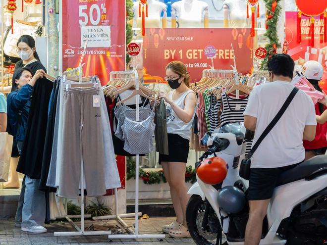 21 giờ, phố thời trang TP.HCM 'vỡ trận' vì người dân sắm tết - Ảnh 7.