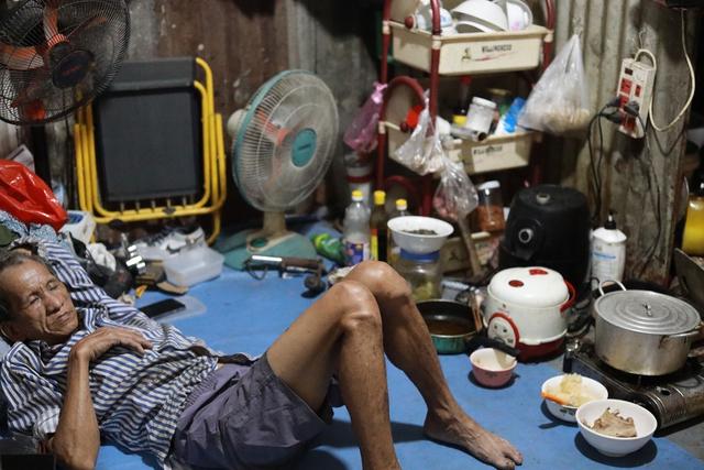 Xóm ve chai ở TP.HCM: Lo từng bữa ăn, tiền đâu về quê ngày tết- Ảnh 2.