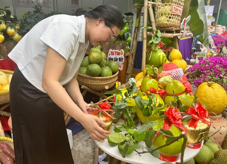 Bưởi mini thỏi vàng tài lộc 'bán bao nhiêu cũng hết' dịp tết - Ảnh 1.
