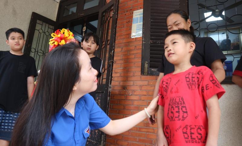 Người trẻ Báo Thanh Niên mang quà đến cho các trẻ em tại Làng SOS- Ảnh 1.