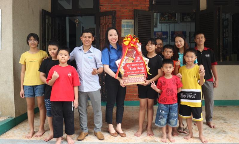 Người trẻ Báo Thanh Niên mang quà đến cho các trẻ em tại Làng SOS- Ảnh 3.