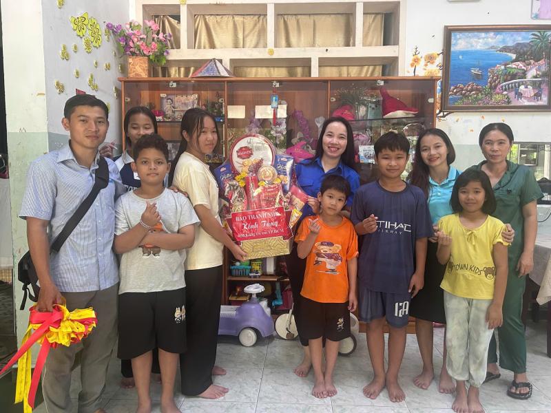 Người trẻ Báo Thanh Niên mang quà đến cho các trẻ em tại Làng SOS- Ảnh 4.