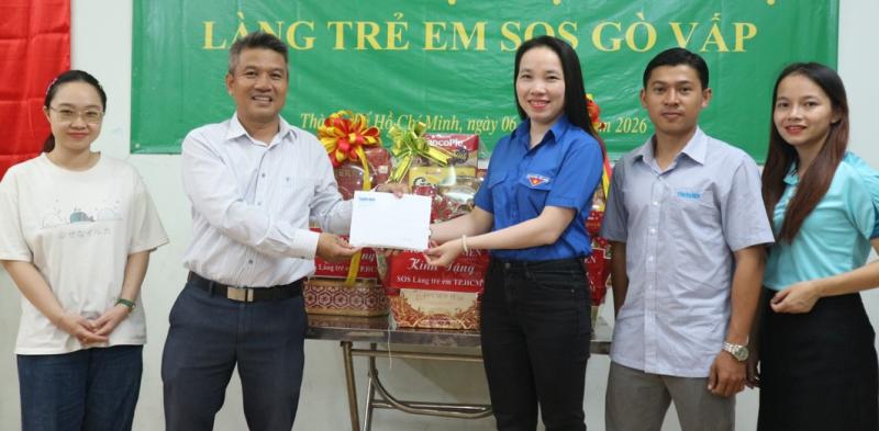 Người trẻ Báo Thanh Niên mang quà đến cho các trẻ em tại Làng SOS- Ảnh 5.