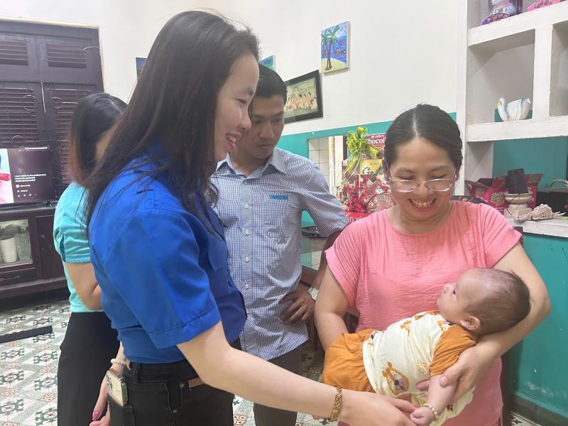 Người trẻ Báo Thanh Niên mang quà đến cho các trẻ em tại Làng SOS- Ảnh 2.