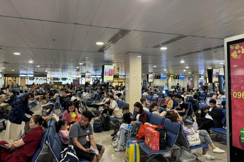 Vé máy bay, tàu xe sau tết quá căng- Ảnh 1.