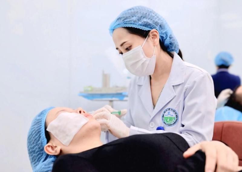 Đẹp tự nhiên hay 'tự nhiên' nhờ… tiêm sốt xình xịch cận tết - Ảnh 2.