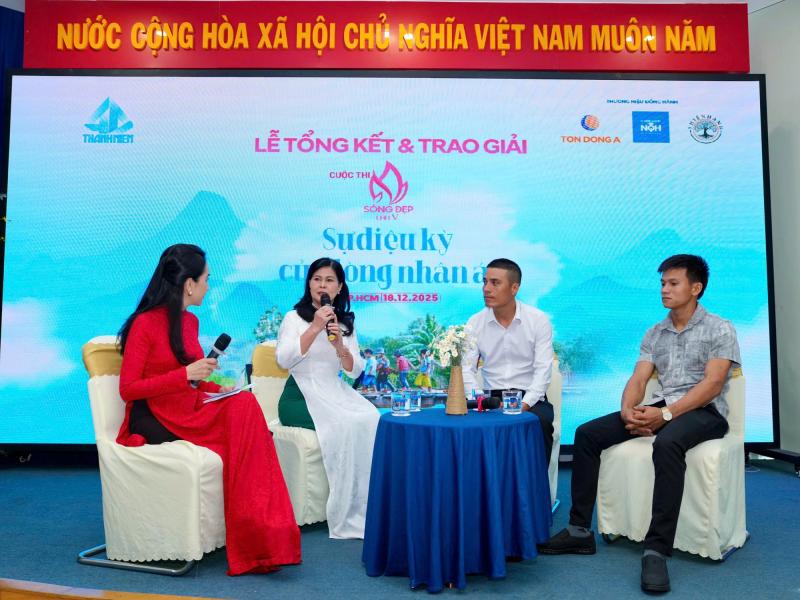 Thanh niên liều mình cứu hàng trăm người trong lũ dữ- Ảnh 1.