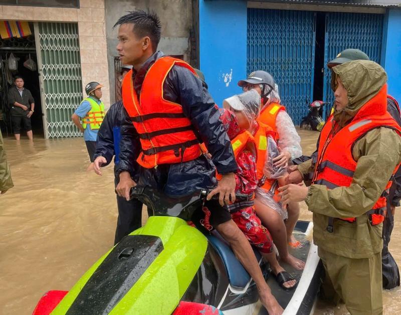 Thanh niên liều mình cứu hàng trăm người trong lũ dữ- Ảnh 2.