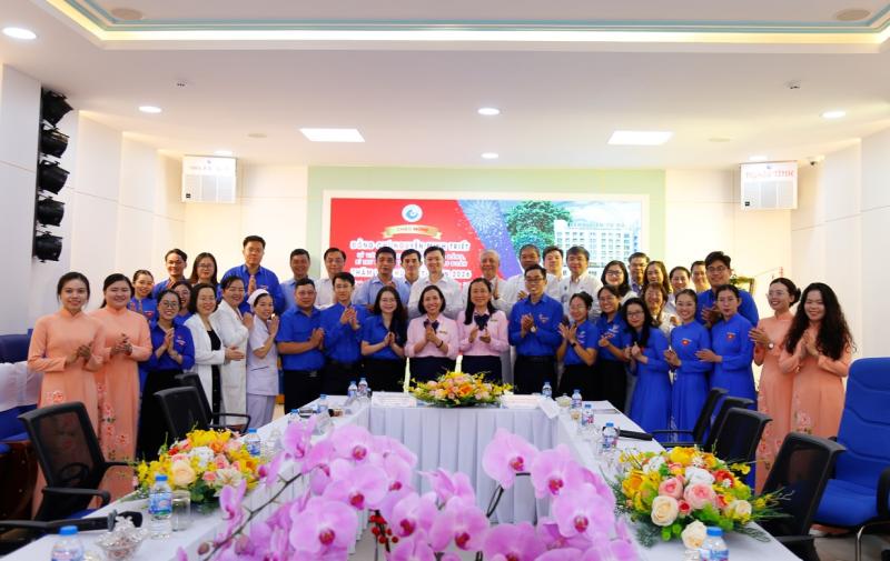 Tri ân những người gác lại việc riêng để làm nhiệm vụ trong những ngày tết- Ảnh 8.