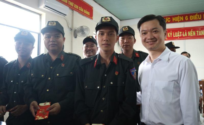 Tri ân những người gác lại việc riêng để làm nhiệm vụ trong những ngày tết- Ảnh 4.