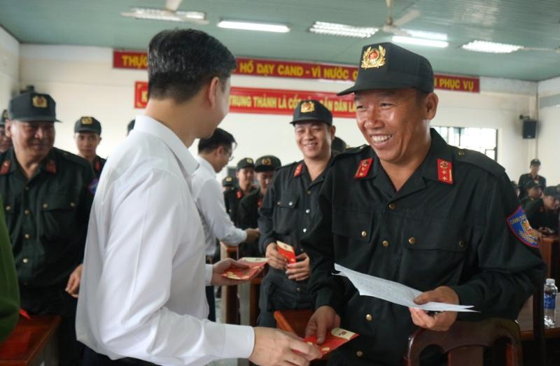 Tri ân những người gác lại việc riêng để làm nhiệm vụ trong những ngày tết- Ảnh 3.