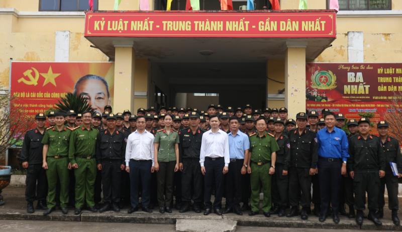 Tri ân những người gác lại việc riêng để làm nhiệm vụ trong những ngày tết- Ảnh 5.