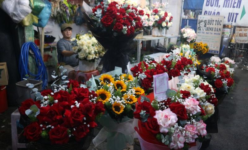Valentine rơi đúng dịp tết, 'tặng em hoa cúc, vạn thọ chưng tết' lên ngôi - Ảnh 1.