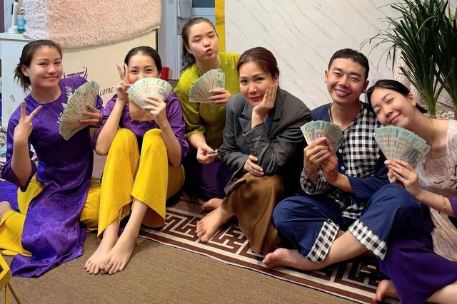 Chủ tiệm áo dài lì xì tết theo cách đặc biệt - Ảnh 1.