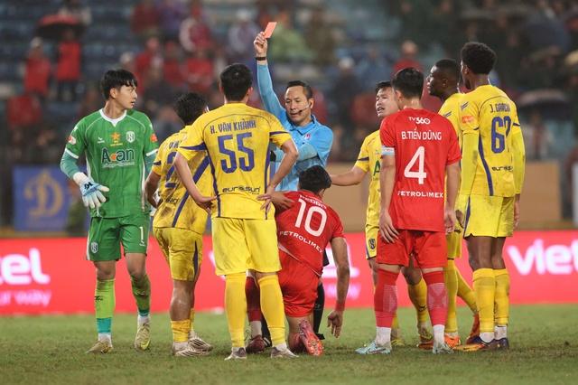 SLNA tạo địa chấn, thắng đậm chủ nhà Thể Công Viettel 4-1: Sao U.23 Việt Nam Cao Văn Bình quá hay - Ảnh 5.